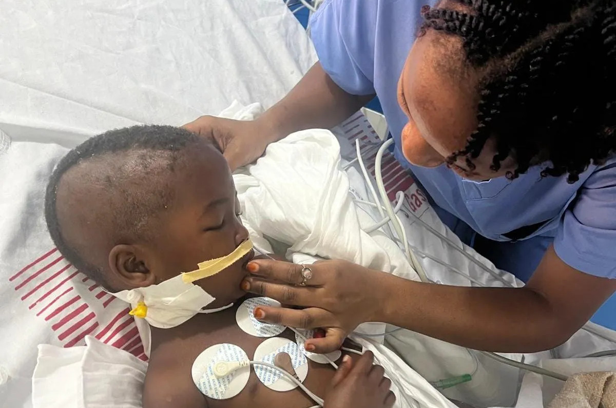 Un’infermiera assiste un bambino ricoverato in terapia intensiva pediatrica Un’infermiera assiste un bambino ricoverato in terapia intensiva pediatrica