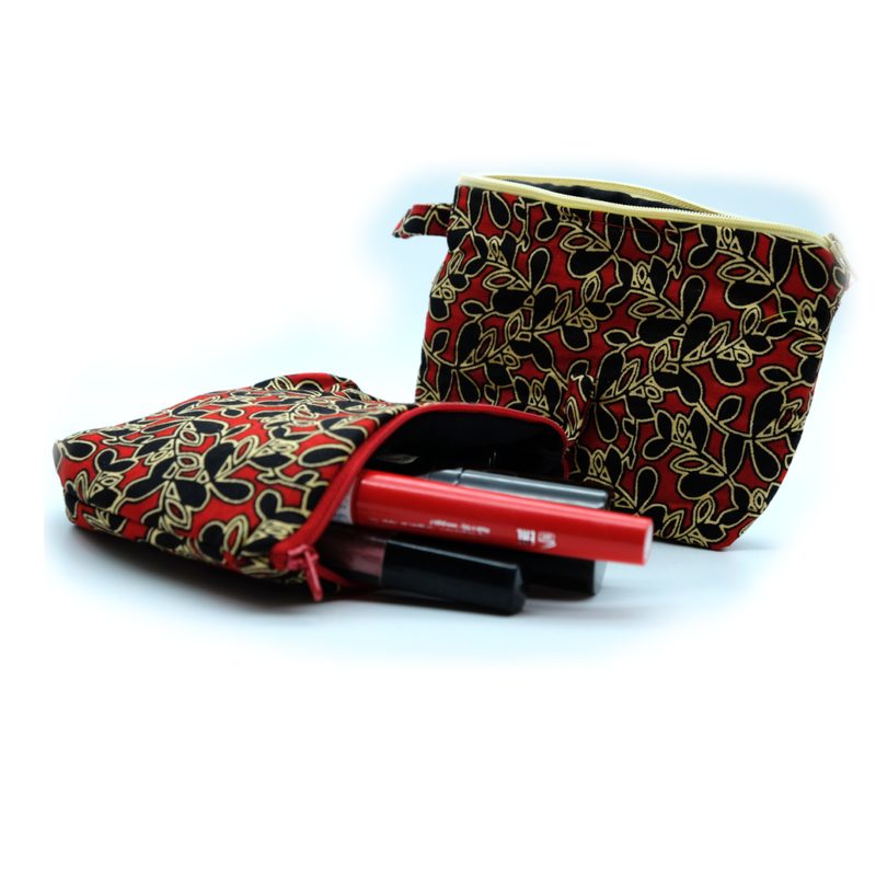 Due pochette di stoffa africana, una aperta con dei rossetti